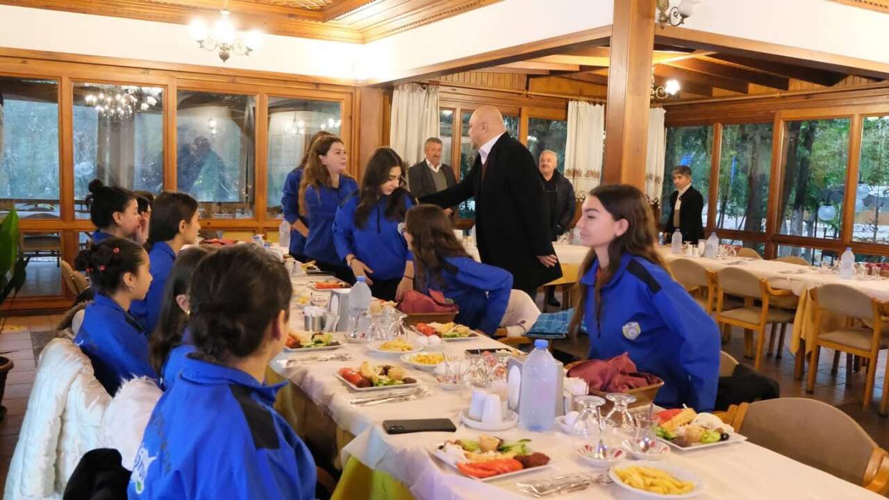 Başkan Günay’dan MY Bozüyükspor Salon Hokeyi Kız Takımına Moral Ziyareti 1